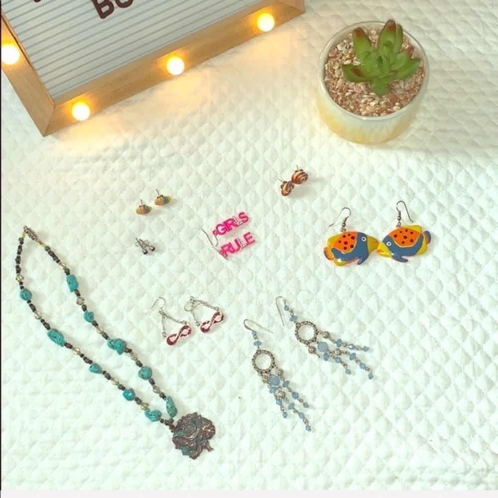💓 LOTS of earrings and a necklace 💓